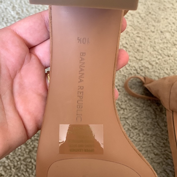 New Never-Worn Banana Republic Bare Low Block Heel Sandals 10.5 Tan Suede - Picture 7 of 7